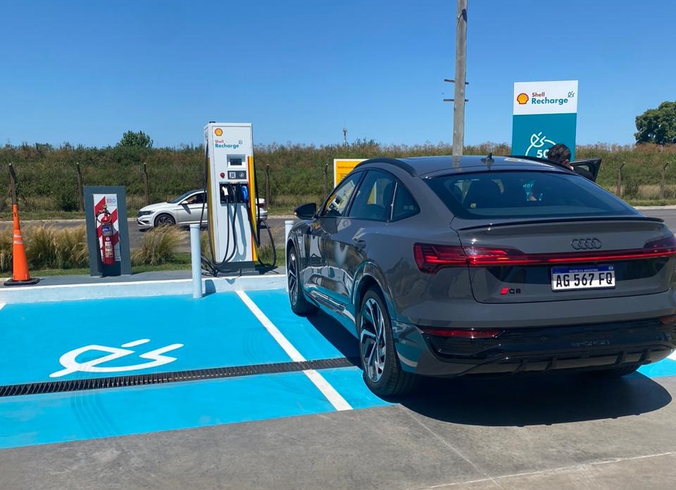 Carga exprés para autos eléctricos: Funes estrena nueva estación de carga rápida